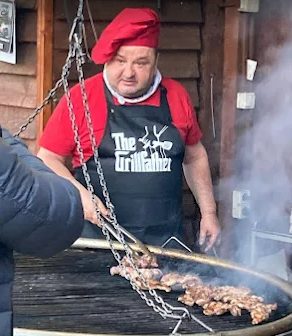 Nea Mitică la grătar, în bereta roșie